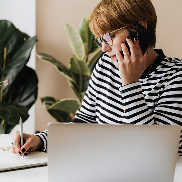 Frau telefoniert mit Neukunden der durch einen Blogbeintrag konvertiert wurde