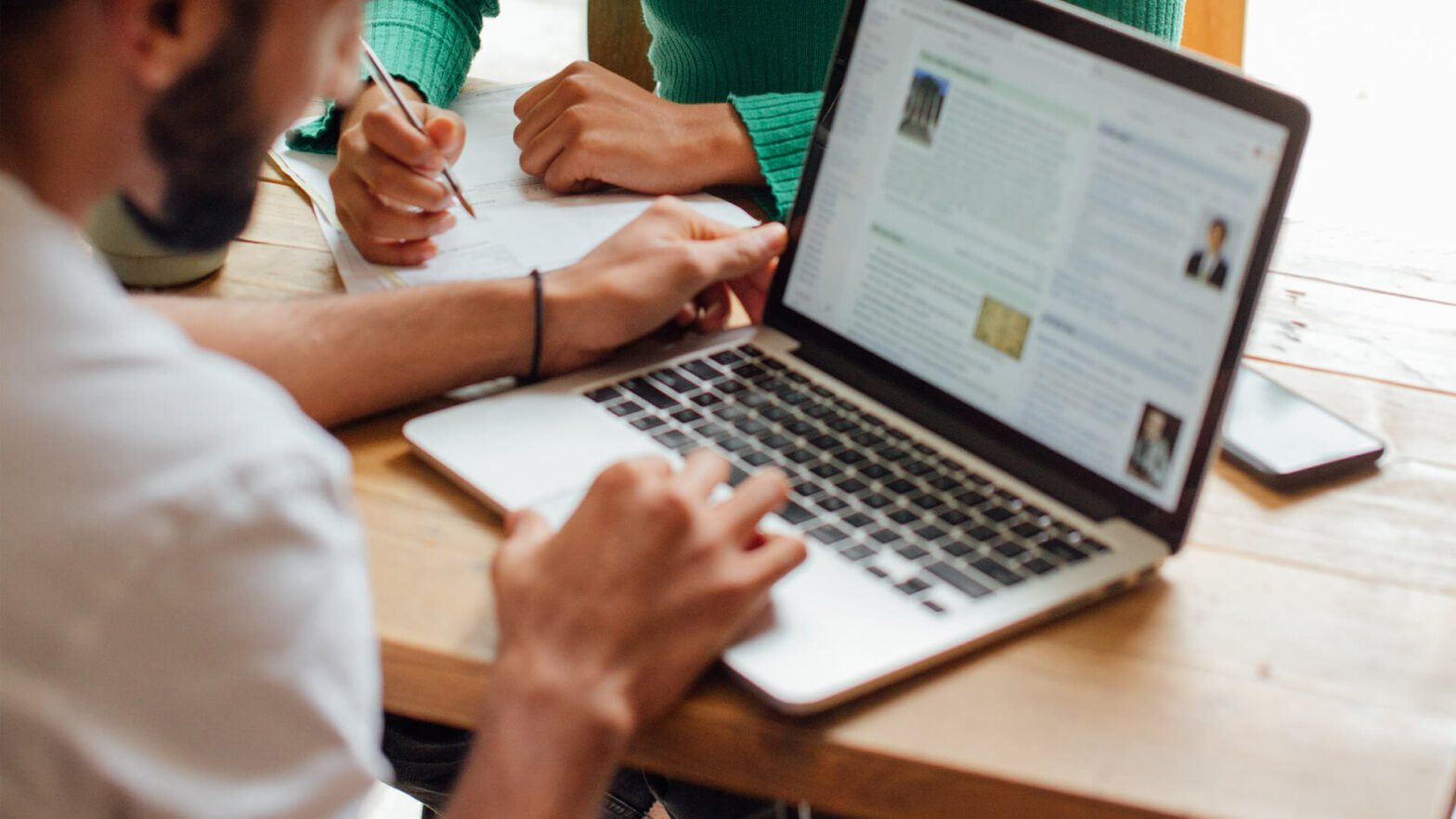 Mann sitzt am Laptop und schreibt einen Blogbeitrag