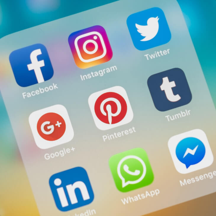 Ansicht verschiedener Social-Media-Apps auf dem Handydisplay